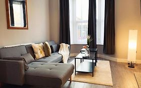 Modern & Luxurious Central Home - Free Parking
